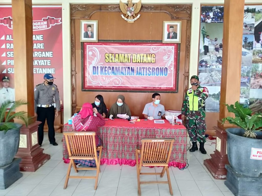Penyaluran BST Kecamatan Jatisrono Mendapatkan Pendampingan Dari TNI-Polri
