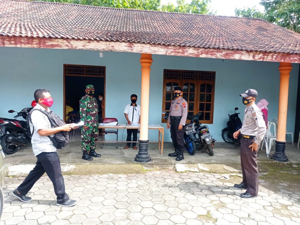Babinsa Koramil 04/Nguntoronadi Dampingi Penyaluran BST Di Masing-Masing Desa Binaan
