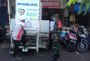 Serka Priyanto Bersama Security Sosialisasi PPKM di Pasar Harjodaksino