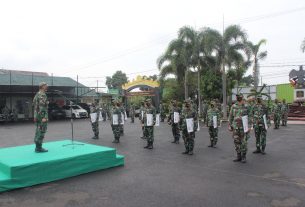 Kolonel Inf Romas memimpin acara pemberian penghargaan kepada Prajurit