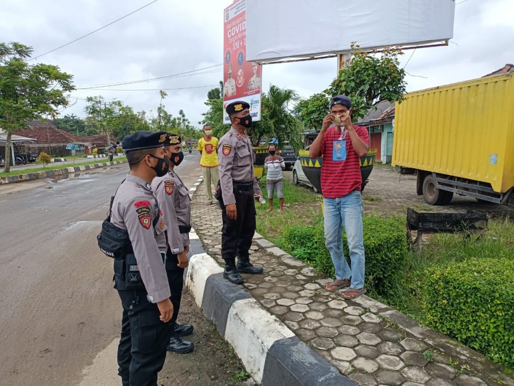 Operasi Aman Nusa Polres Tulang Bawang Barat Bagikan masker