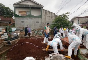 Kodim 0410/KBL memonitor prosesi pemakaman di TPU Kaliawi