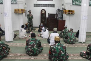 Ketua Masjid Jami Al Yaqin mengucapkan selamat datang kepada Dandim 0410/KBL