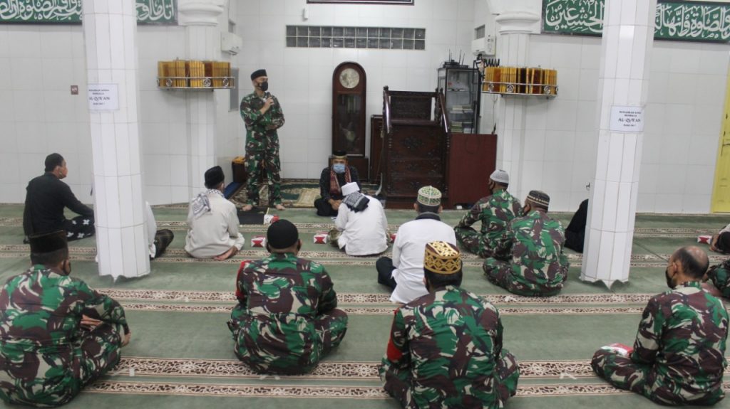 Ketua Masjid Jami Al Yaqin mengucapkan selamat datang kepada Dandim 0410/KBL