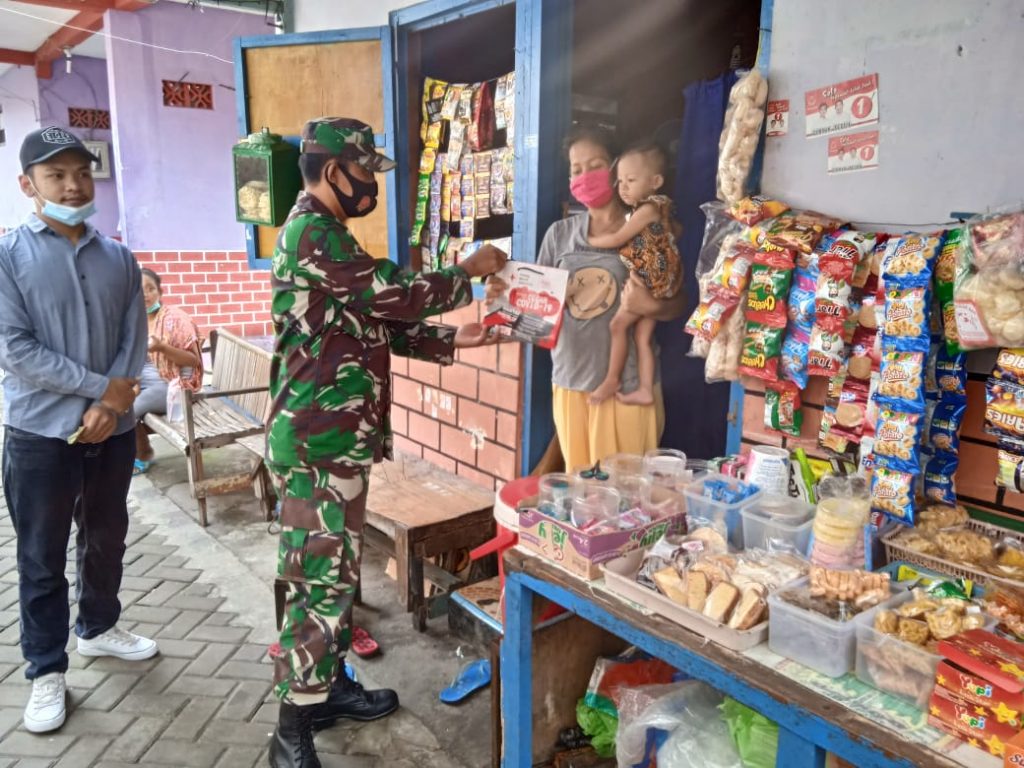 Cegah Penyebaran Covid-19, Serka Suryanto Lakukan Pendisiplinan Protokol Kesehatan Dan Pembagian Masker