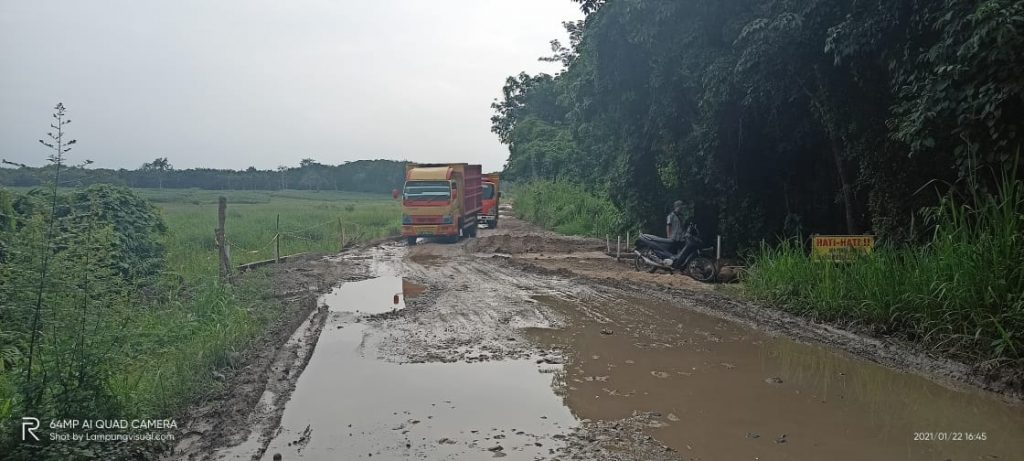 Pengemudi Truk harapkan Pembangunan gorong-gorong Jalan Provinsi Diselesaikan