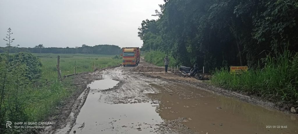 Pengemudi Truk harapkan Pembangunan gorong-gorong Jalan Provinsi Diselesaikan