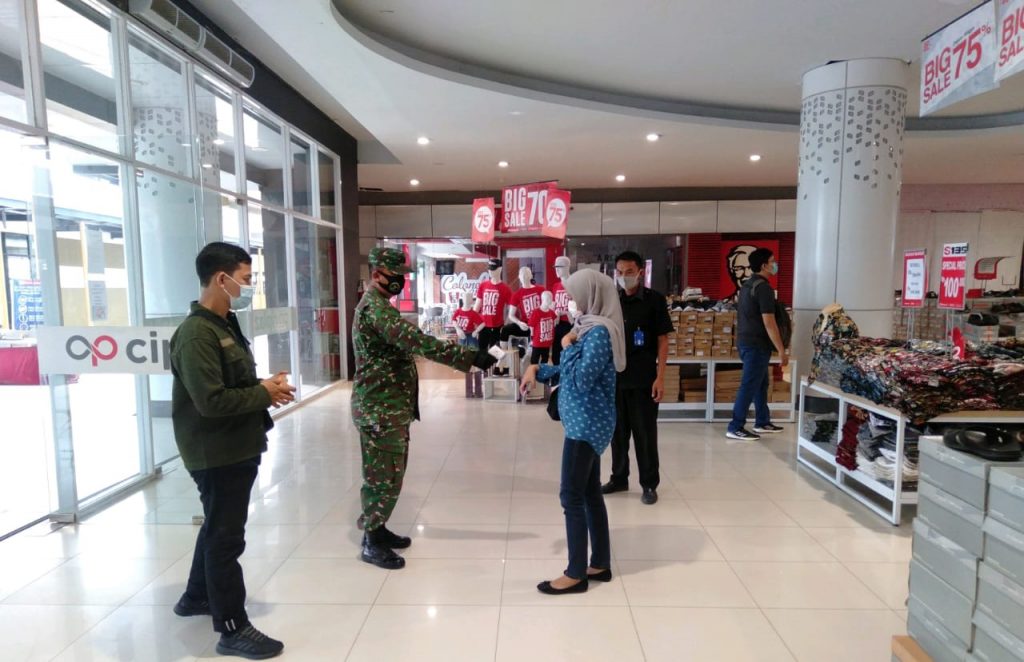 Satuan Tugas Covid-19 terus memberikan himbauan kepada pengunjung Ramayana