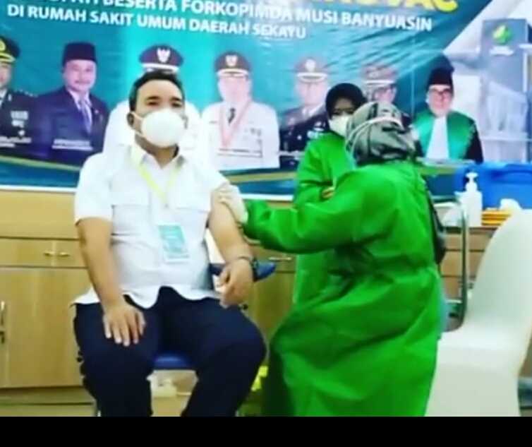 Sementara itu, Kepala Dinas Kesehatan Muba dr Azmi Dariusmansyah MARS, mengatakan vaksin yang diterima pada periode awal ini sebanyak 6.360 vial vaksin diperuntukkan untuk seluruh tenaga kesehatan dan pejabat publik di Muba, dengan dua kali penyuntikan atau dua dosis