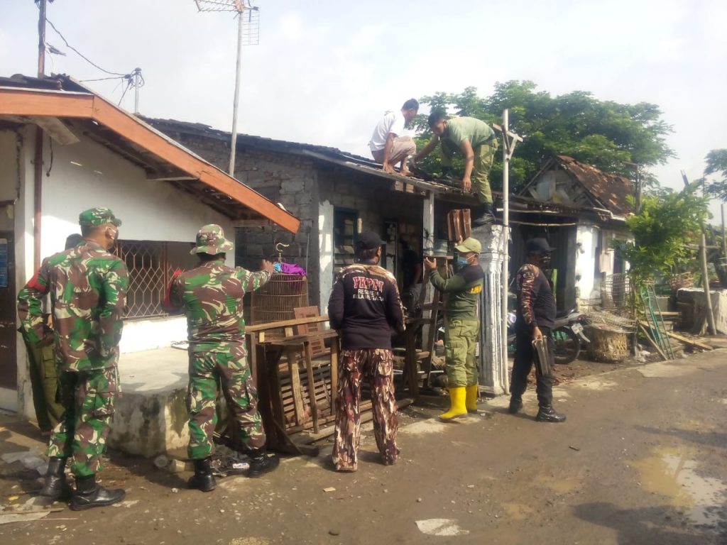 Dengan Karya Bakti Wujudkan Kemanunggalan TNI di Pasar Kliwon