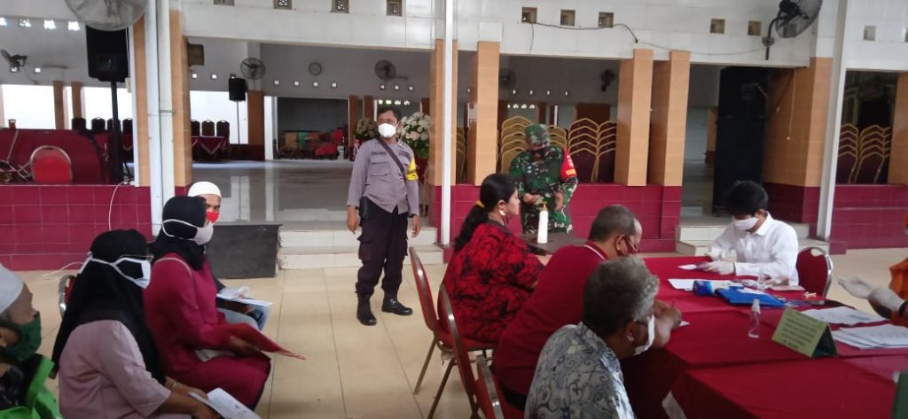 Danramil 03 Serengan dan Camat Cek Langsung Pembagian BST