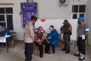 Anggota Koramil Dan Polsek Jatisrono Dampingi Pelaksanaan Vaksinansi Tenaga Medis