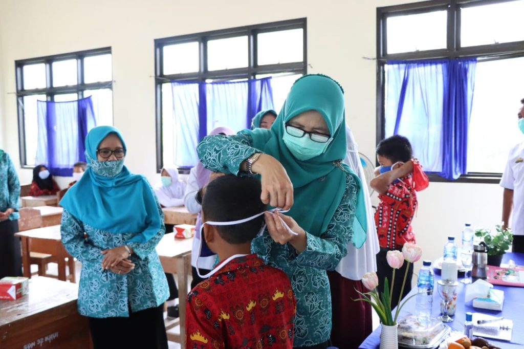 Ketua TP. PKK Pesisir Barat Tak Henti cegah Covid-19 dengan sosialisasi 3M
