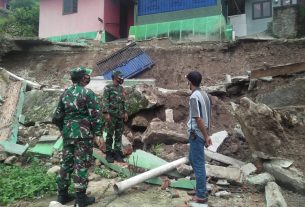 Mayor Inf Anang Nugroho meninjau lokasi longsor pemukiman warga