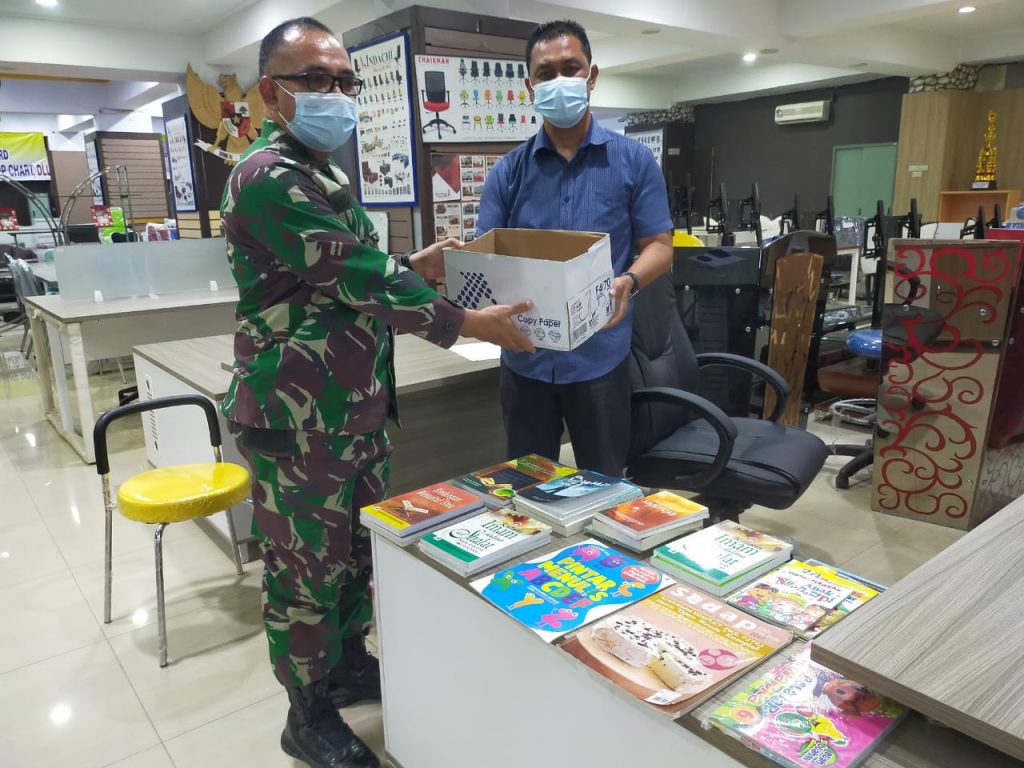 Pasi Intel Kodim 0410 Menerima bantuan buku untuk Perpustakaan