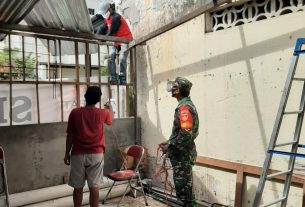 Waspada Banjir, Serda Hidayat Bersama Warga Dirikan Posko SIBAT