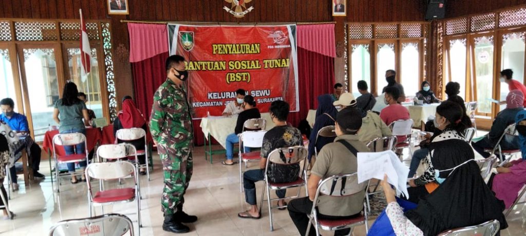 Kompak..!! Serka Suryanto Dan Sertu Suparno Amankan Penyaluran BST Diwilayahnya