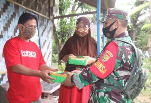 Kodim 0410/KBL membagikan nasi kotak dan masker secara gratis