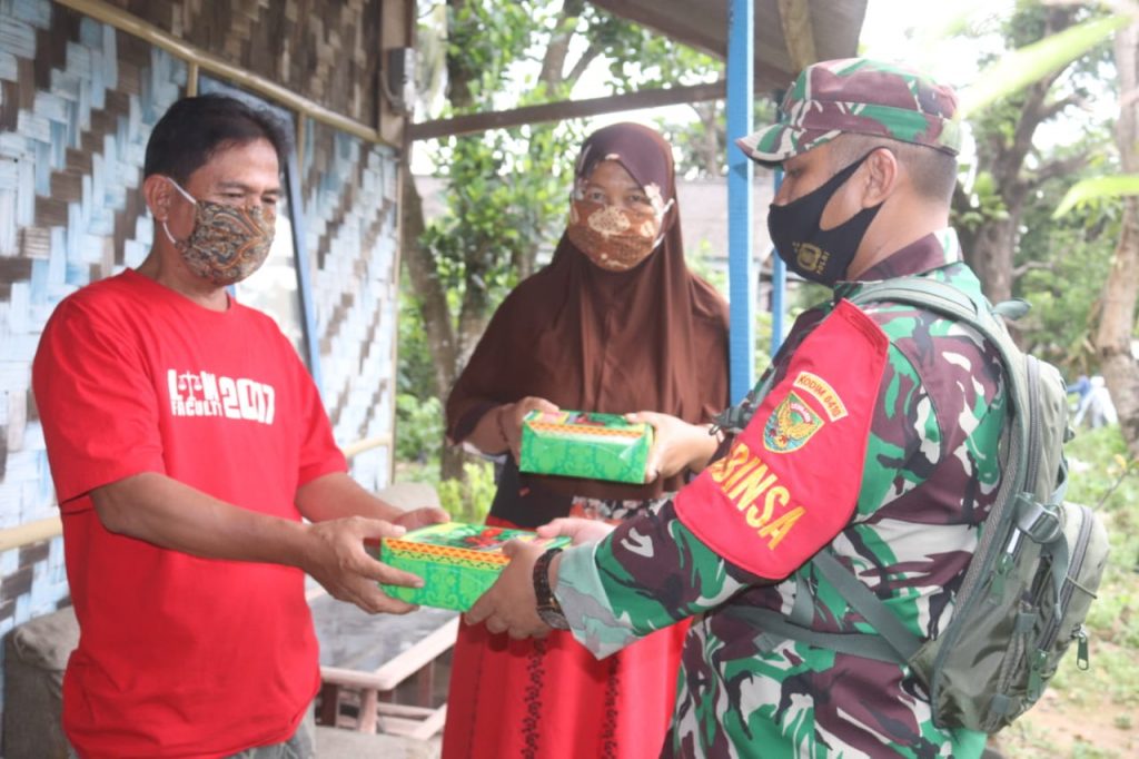 Kodim 0410/KBL membagikan nasi kotak dan masker secara gratis