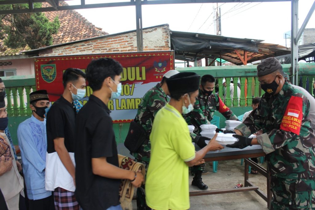 Kodim 0410/KBL menggelar kegiatan Jum’at peduli di Masjid Tawakal