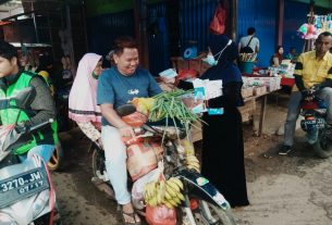 Baksos Jum'at Berkah Alumni SMPN 1 Bukit Kemuning, Kali Ini Berbagi Masker di Pasar