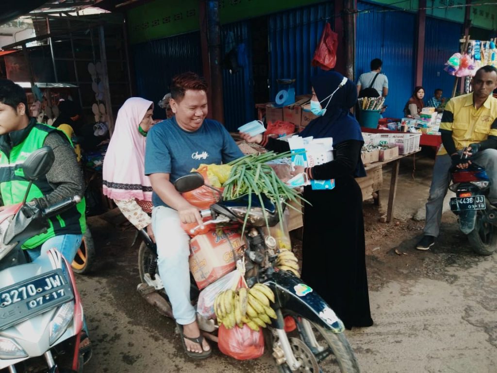 Baksos Jum'at Berkah Alumni SMPN 1 Bukit Kemuning, Kali Ini Berbagi Masker di Pasar