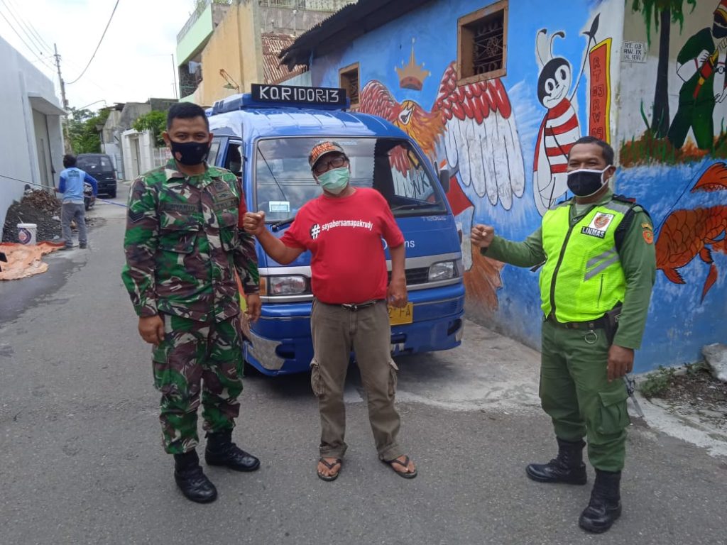 Anggota TNI Bantu Pemulangan Warga Usai Jalani Karantina di Asrama Haji Donohudan