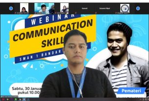 Dosen Darmajaya Berikan Materi Communication Skills kepada Guru dan Siswa SMAN 1 Bandar Lampung
