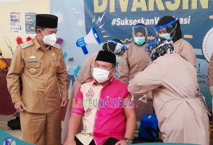 Bupati Hadiri Vaksinasi Covid-19 Perdana di Lampura