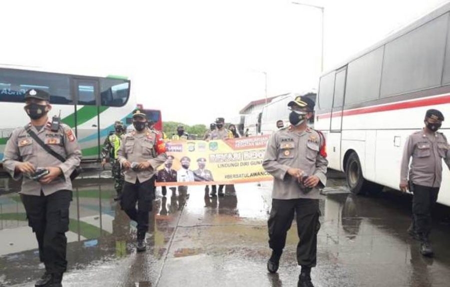 Penumpang dan Supir, Dapat Masker dari Polsek Cikarang Barat