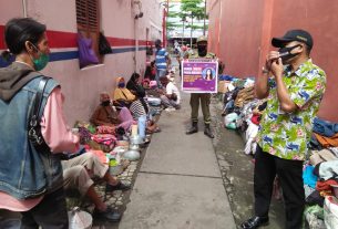 Babinsa Bersama Lurah dan Linmas Gajahan Laksanakan Pengecekan Dan Himbauan Protokol Kesehatan Di Pasar Rombeng