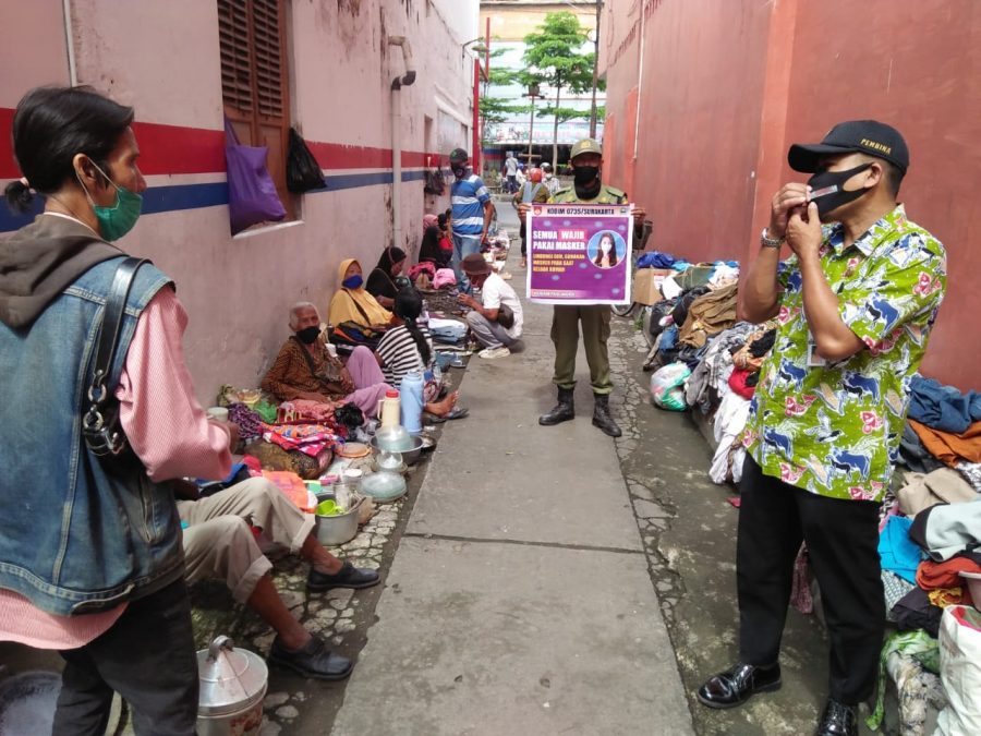 Babinsa Bersama Lurah dan Linmas Gajahan Laksanakan Pengecekan Dan Himbauan Protokol Kesehatan Di Pasar Rombeng