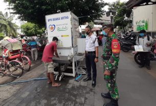 Babinsa Bangun Kesadaran Para Pedagang Dan Pengunjung Pasar Gede Patuhi Protkes