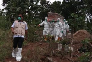 Tim Evakuasi Satuan Tugas (Satgas) Covid-19 melaksanakan prosesi pemakaman