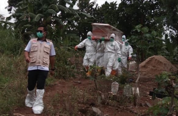 Tim Evakuasi Satuan Tugas (Satgas) Covid-19 melaksanakan prosesi pemakaman