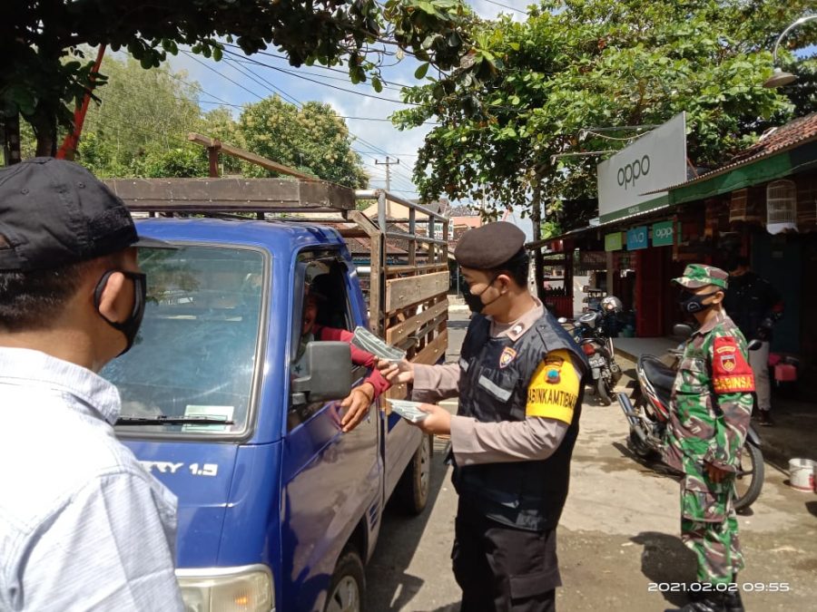 Tak Hanya Himbau Agar Warga Memakai Masker, Anggota TNI-Polri Ini Juga Bagikan Masker Pada Warga