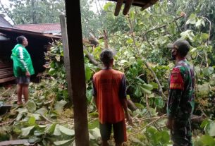 Total Jutaan Rupiah Kerugian Yang Dialami Warga Yang Diakibatkan Oleh Bencana Angin Putting Beliung Di Kecamatan Sidoharjo