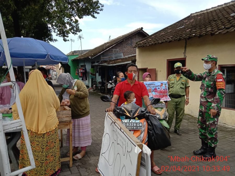 Tak Kenal Lelah, Babinsa Sangkrah Bersama Linmas Laksanakan Pengecekan Protkes Diwilayah