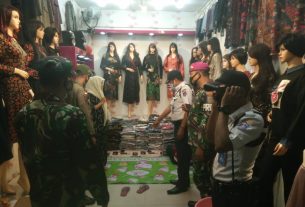 Sertu Adam, bersama Satgas percepatan penanganan menerapkan Prokes