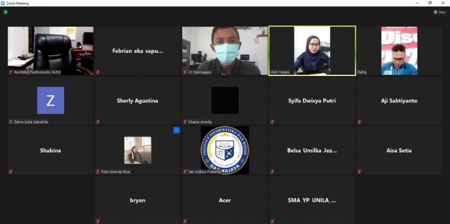 Dosen IIB Darmajaya Ajarkan Communication Skills kepada Pelajar SMA YP Unila