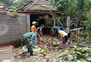 Ringankan Beban Warga Yang Terkena Musibah, Ini Yang Dilakukan Anggota Koramil 17/Sidoharjo