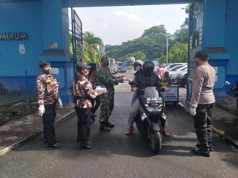 Babinsa Kelurahan Manahan Bersinergitas Dengan Polri dan FKPPI Bagikan Masker Dalam Rangka Penanganan Covid 19