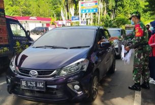 Serma Giarto melaksankan kegiatan Jum'at Bersih