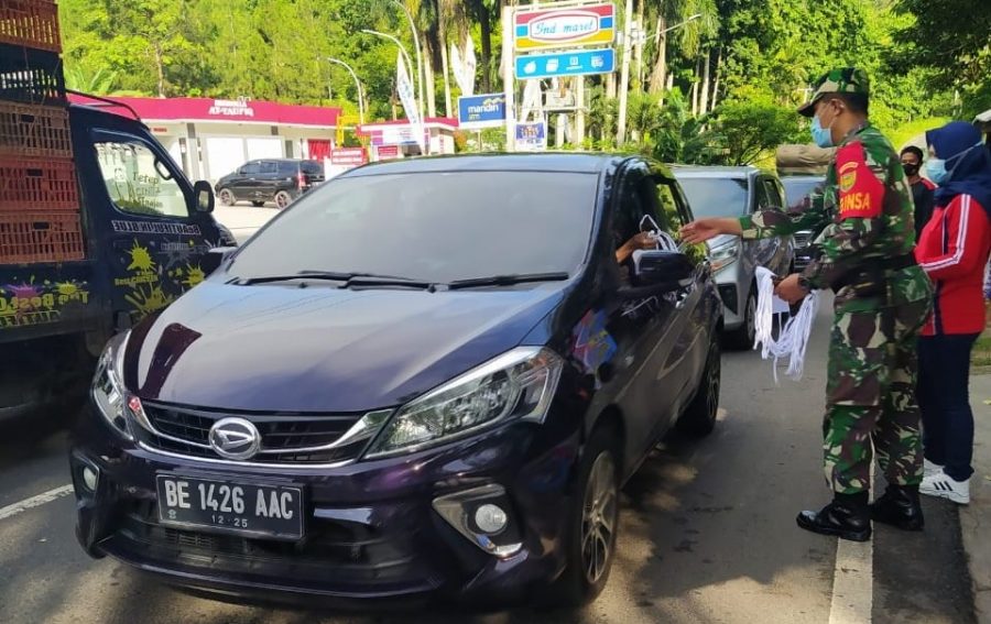 Serma Giarto melaksankan kegiatan Jum'at Bersih