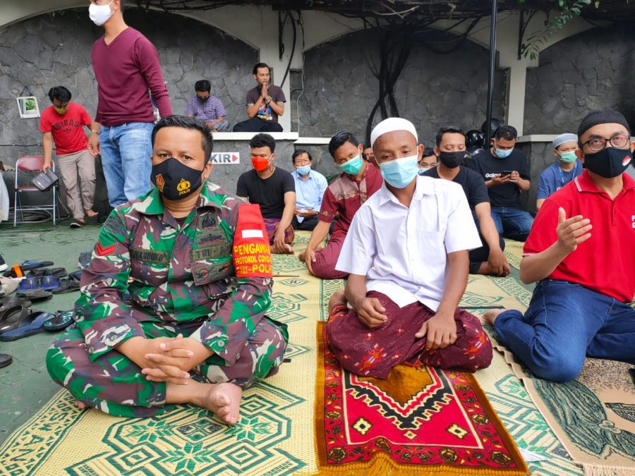 Tak Hanya Sholat Jum'at di Wilayah Binaan, Koptu Carur Juga Terapkan Edukasi Penerapan PPKM