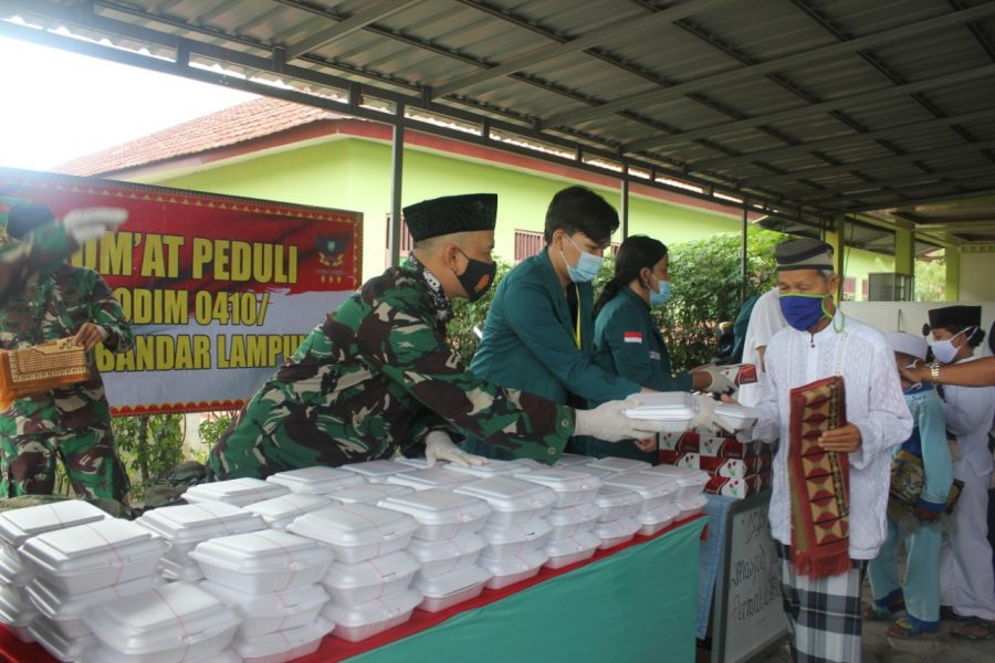 Kodim 0410/KBL menggelar kegiatan Jum’at peduli di Masjid Jami' Alkautsar