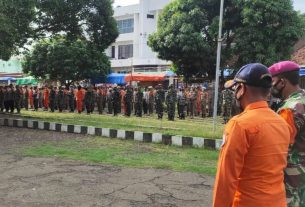 Kapten Inf Dja'far memberikan pengarahan kepada sejumlah personel