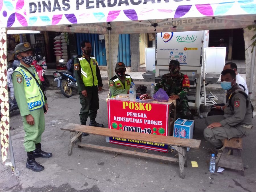 Babinsa Kelurahan Danukusuman Dalangi Penyemprotan Disinfektan Pasar Harjodaksino.