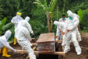 Koptu David turut membantu prosesi pemakaman