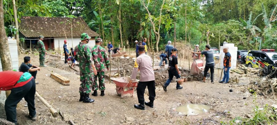 Besama Forkopimcam Babinsa Andong Bantu RTLH